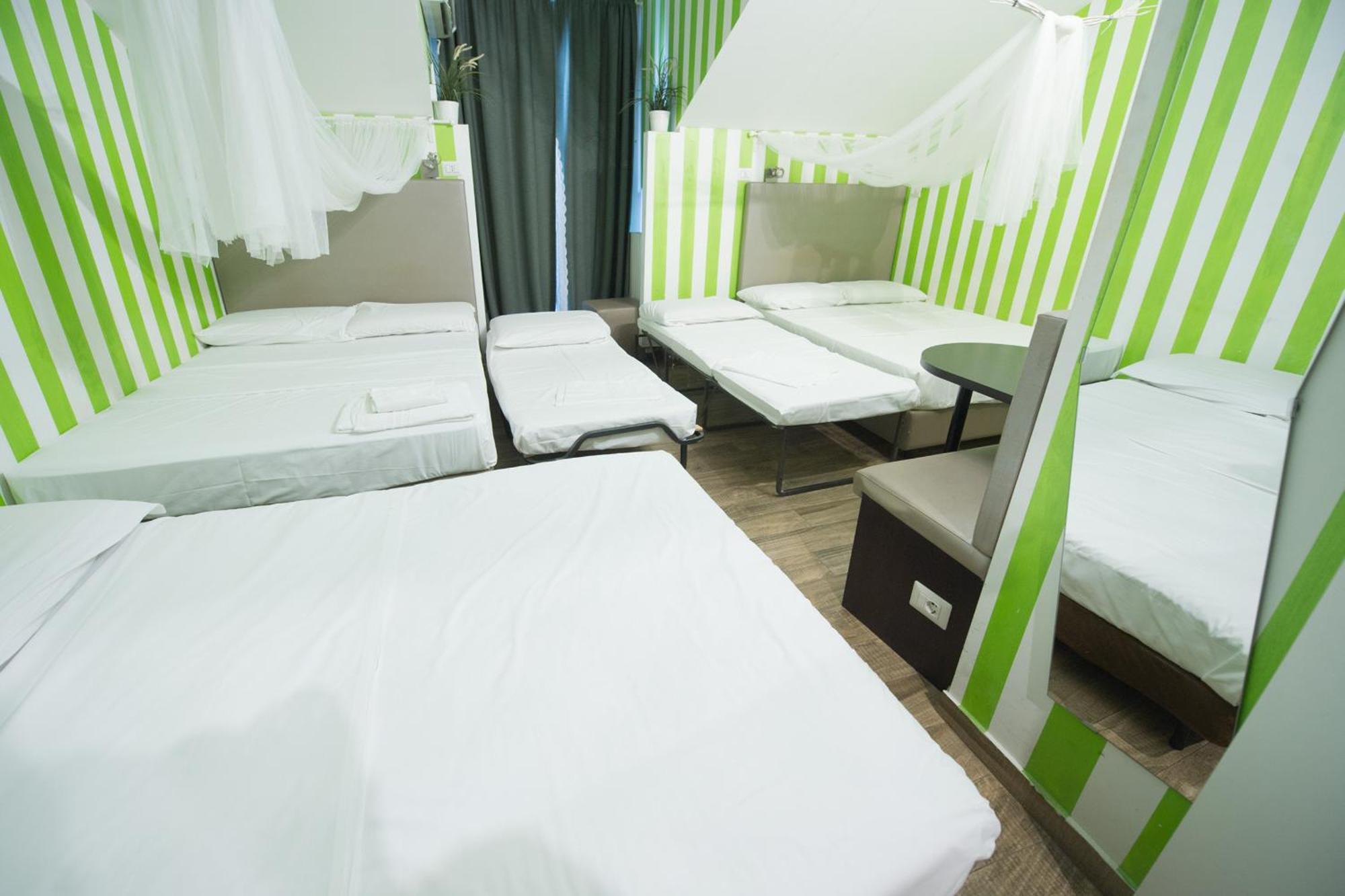 Amazing Attic Max 10 People With Parking & Wifi, Near To 3 Tram Lines And To The Metro - Well Connected To Airports And To The Train Station — Photos 3